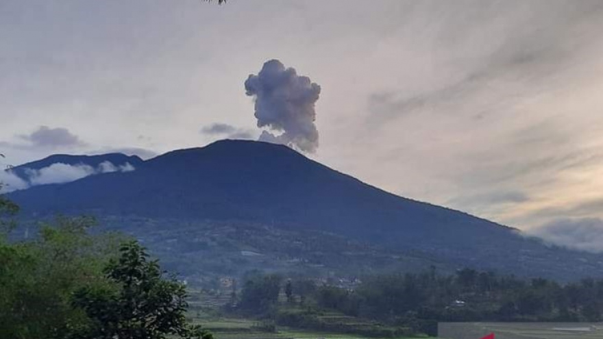 Indonesia sơ tán khẩn cấp người leo núi do núi lửa Marapi liên tiếp phun trào